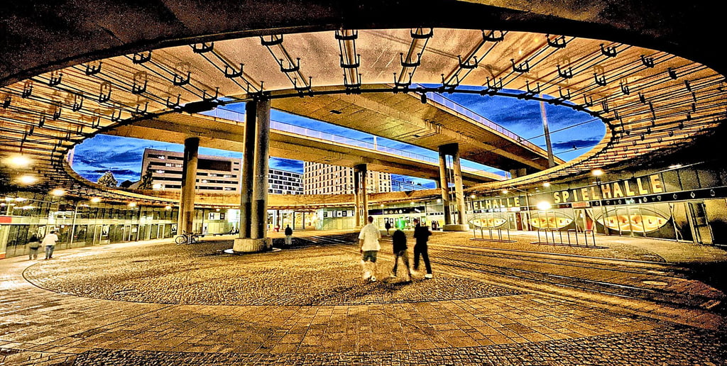Abends ist im Rondell unter dem Riebeckplatz in Halle nichts los. Wer nicht in die Spielhalle möchte, der läuft oder fährt hier nur durch. Immerhin ist es hell.