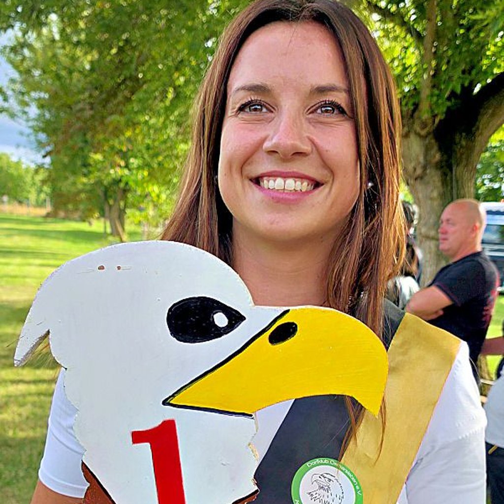 Heimatfest Osmarsleben: die alte und neue Adlerkönigin Liesa Schütze.