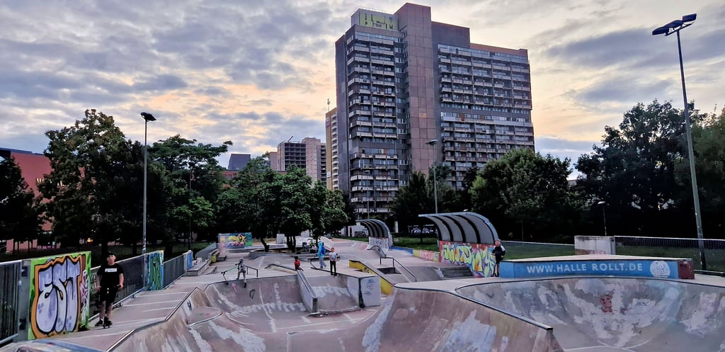 Der Skatertreff in Halle-Neustadt ist eine attraktive Freizeitanlage. Aber angeblich trauen sich viele Jugendliche nur bewaffnet hier her, machen Gerüchte die Runde - vor allem Alte glauben daran.