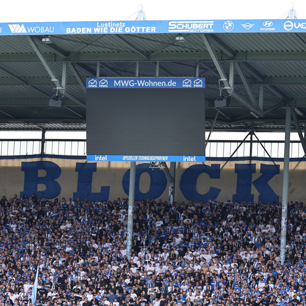 Keine Zeitangabe, keine Vereinslogos und auch kein Zwischenstand auf der Anzeigetafel.