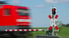 Ein Lkw-Fahrer zog das Auto der 78-Jährigen von den Gleisen, Sekunden bevor ein Zug durchfuhr. (Symbolbild)