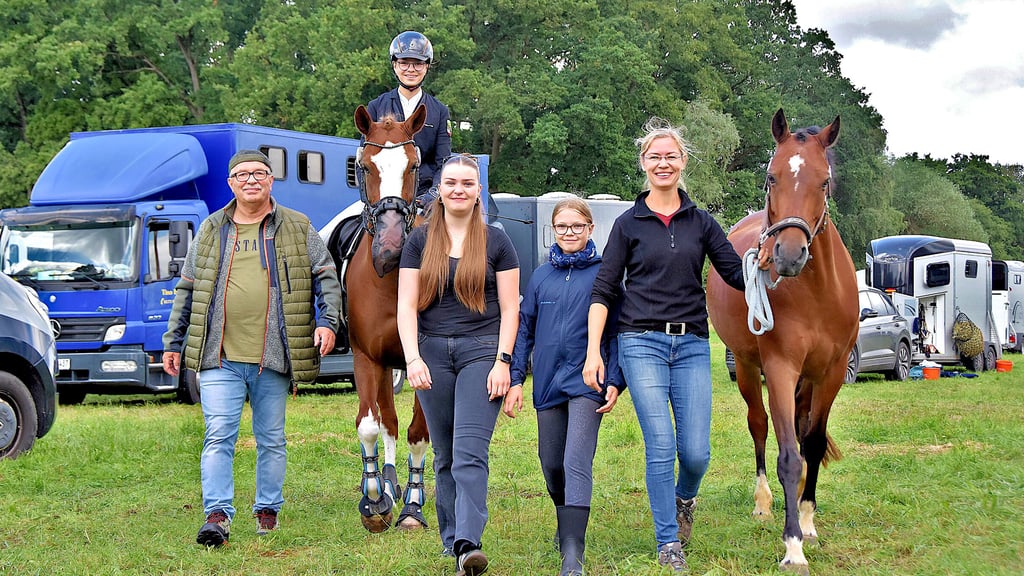 Sonja Schlubeck reitet auf Stute Carina. Zu ihrem Team zählen Volker Schaub (v.l.), Leni Gabriel, Frida und Christin Schlubeck mit Sir Paco. Ein großes Dressur- und Springturnier findet am 20. und 21. September in Bülstringen statt.