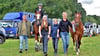 Sonja Schlubeck reitet auf Stute Carina. Zu ihrem Team zählen Volker Schaub (v.l.), Leni Gabriel, Frida und Christin Schlubeck mit Sir Paco. Ein großes Dressur- und Springturnier findet am 20. und 21. September in Bülstringen statt.