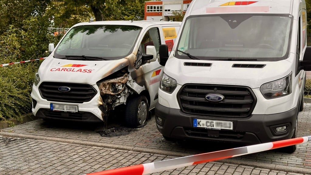 Das Feuer wurde im linken Vordeteil des Transporters gelegt.