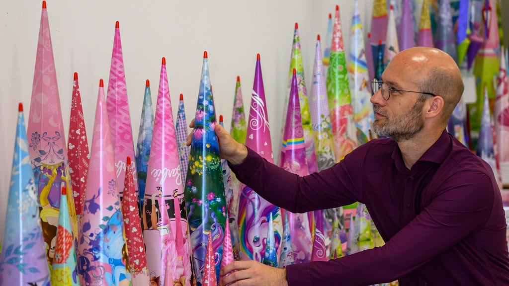 Hersteller Lukas Roth sucht jedes Jahr neue Motive für die Zuckertüten der Schulanfänger. Die Entwicklung beginnt jeweils schon im Januar des Vorjahres.