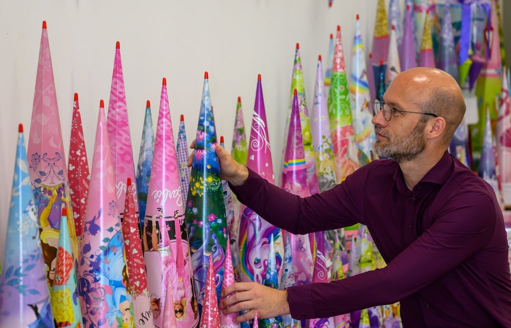 Hersteller Lukas Roth sucht jedes Jahr neue Motive für die Zuckertüten der Schulanfänger. Die Entwicklung beginnt jeweils schon im Januar des Vorjahres.