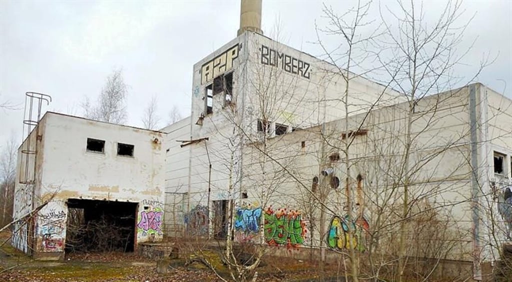 Vom Dach des ehemaligen Heizhauses in der Naumburger Gehringstraße musste am Samstag ein 16-jähriges Mädchen gerettet werden.