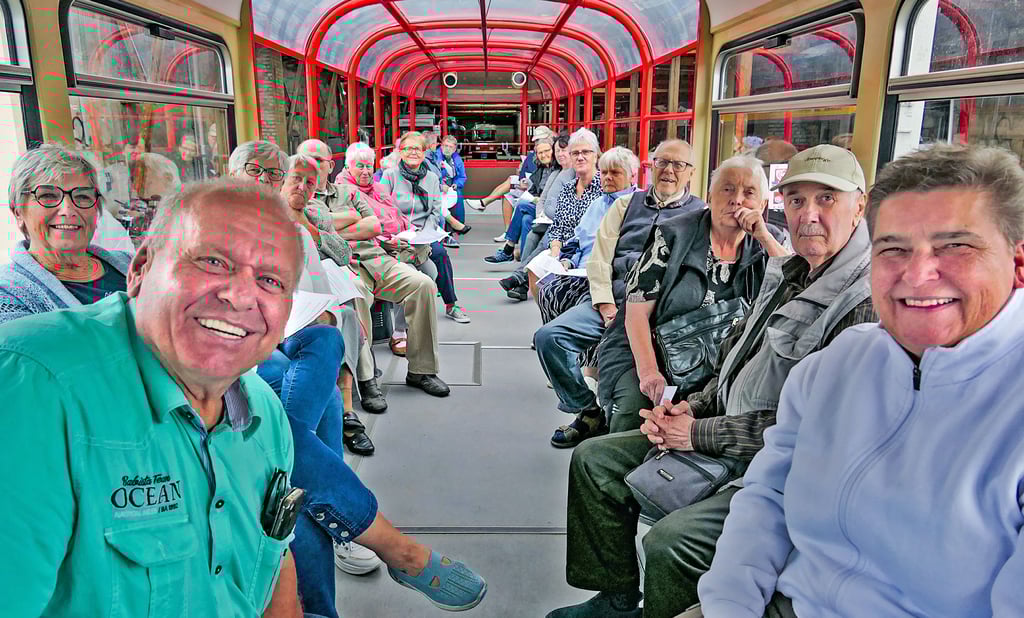 Die Fahrt im „Offenen Leipziger“ startete in Paunsdorf. Von dort ging es mit Bellay Gatzlaff (kl. Foto) durch die Stadt.
