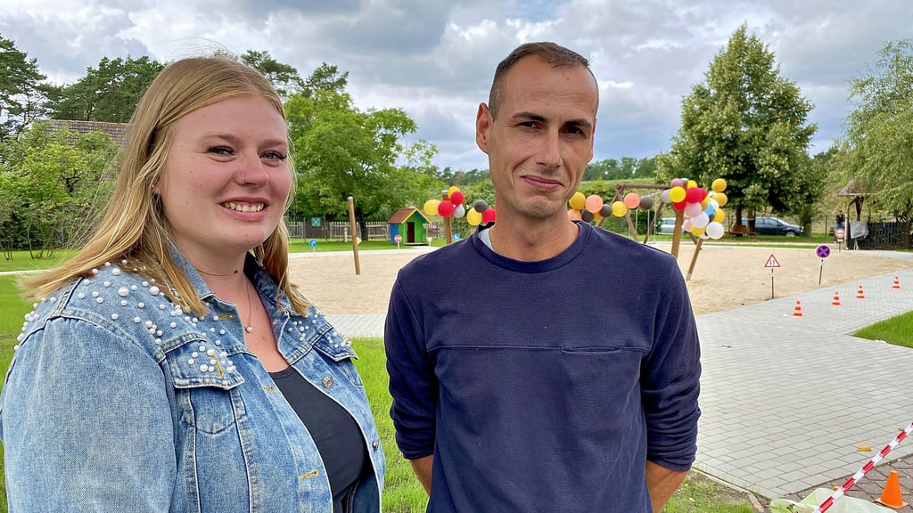 Vanessa Flade wird die Nachfolge von Franz Melcher als Leiterin der Kita "Gänseblümchen" in Hohenwarthe antreten. Mit dem neuen Spielplatz (im Hintergrund) bietet die Einrichtung gute Vorraussetzungen für das kommende Kita-Jahr.