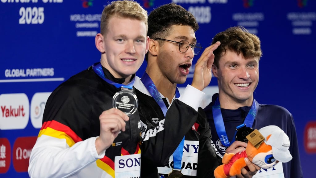 Sven Schwarz (l) freut sich über Silber.