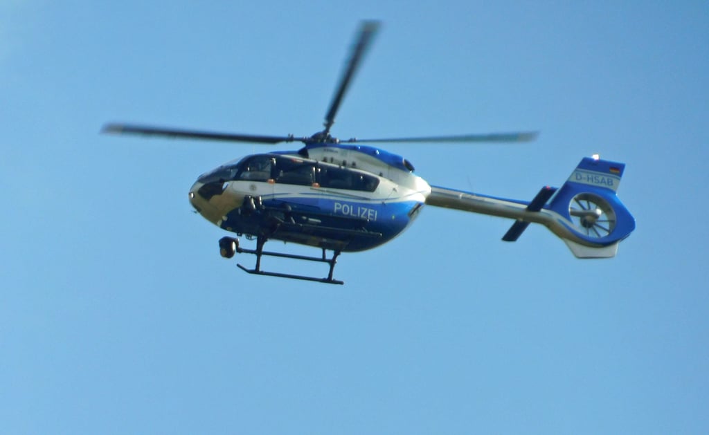 Am Freitag suchte auch ein Polizeihubschrauber das Gebiet rund um Brücken/Hackpfüffel in der Verbandsgemeinde Goldene Aue ab, um den vermissten Eric zu finden.