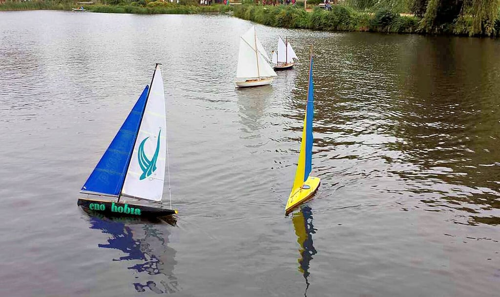 Ob mit Motor betrieben oder vom Wind angeschoben – geschmeidig gleiten die ferngesteuerten Schiffsmodelle auf dem Flickschuteich.