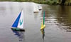 Ob mit  Motor betrieben oder vom Wind angeschoben – geschmeidig gleiten die ferngesteuerten Schiffsmodelle auf dem Flickschuteich. 