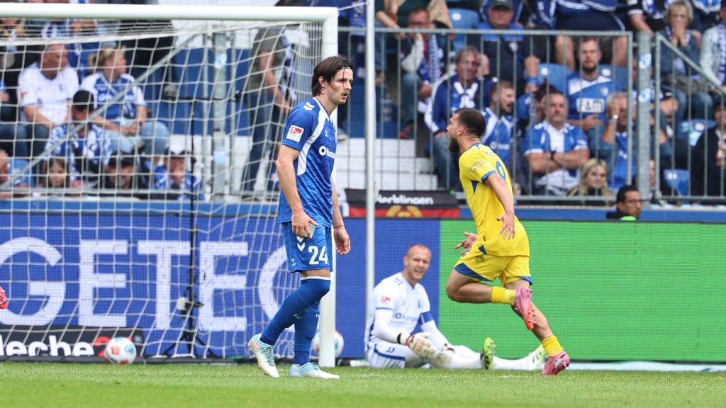 Bedröppelt und mit dem Zettel in der Hand stand