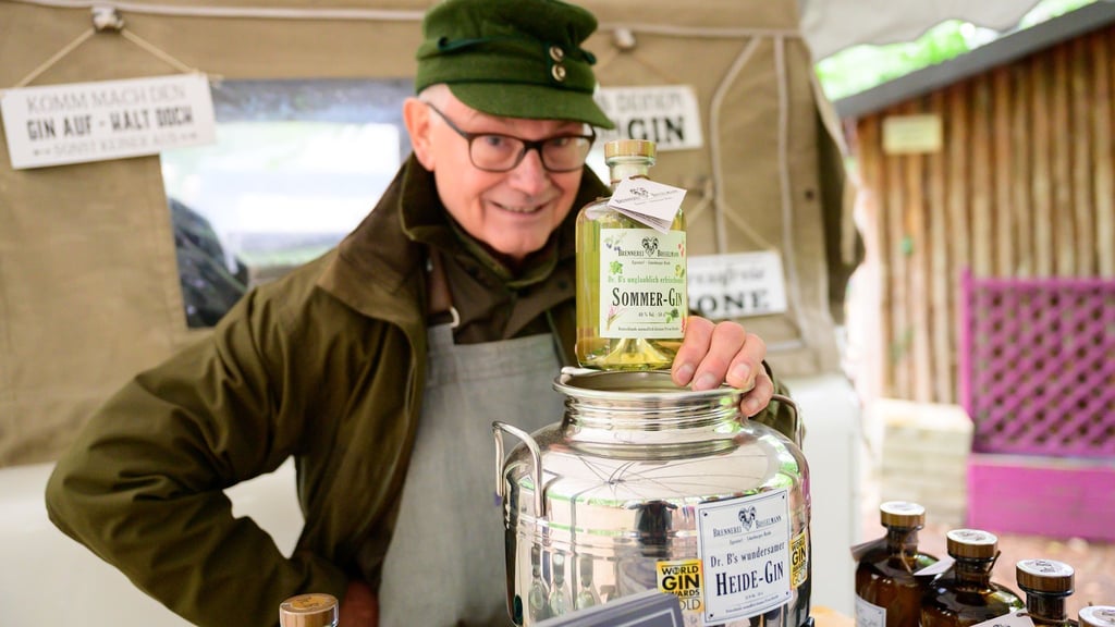 Gerhard Bosselmann zeigt seinen Sommer-Gin, der unter anderem aus Heidekrautblüten besteht.