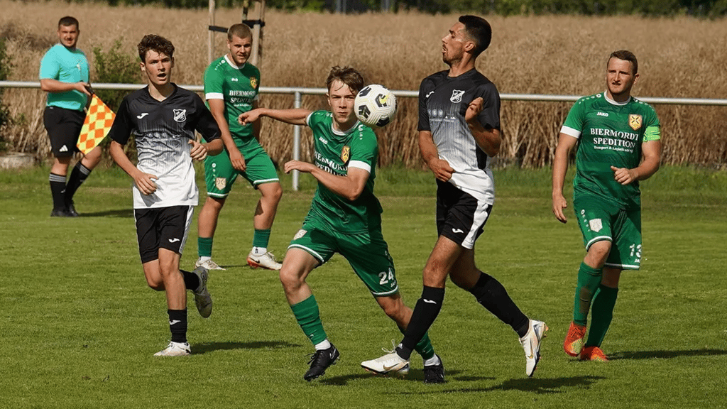 Mit vielen jungen Spielern, wie dem erst 20-jährigen Connor Elze (Mitte), bot Kleinmühlingen/Zens dem SV Plötzkau reichlich Paroli.