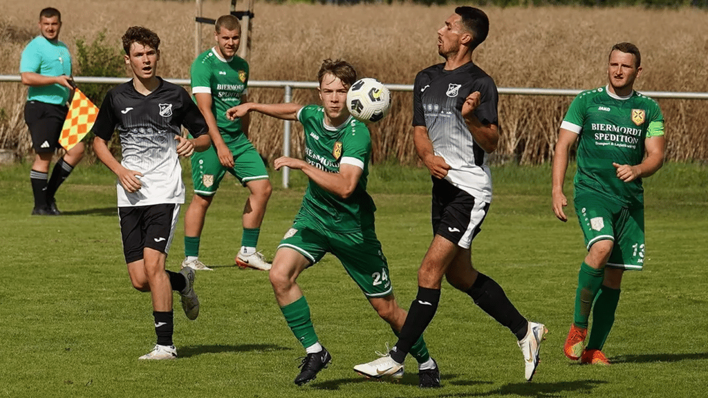 Mit vielen jungen Spielern, wie dem erst 20-jährigen Connor Elze (Mitte), bot Kleinmühlingen/Zens dem SV Plötzkau reichlich Paroli.