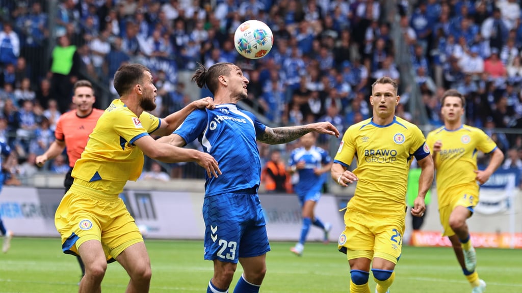 Magdeburgs Baris Atik im Duell mit Braunschweigs Mehmet Aydin.