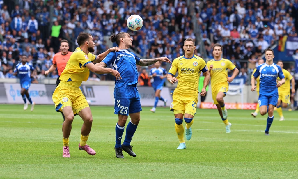 Magdeburgs Baris Atik im Duell mit Braunschweigs Mehmet Aydin.