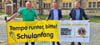 Der Vorsitzende der Kreisverkehrswacht Oschersleben, Klaus Glandien,   sowie Oscherslebens Bürgermeister Benjamin Kanngießer und Norbert Lindenblatt, Vizepräsident des Lions-Club Oschersleben (v.l.n.r.), präsentieren Banner mit Appell an Autofahrer. 