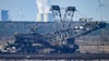 Blick auf den Tagebau Nochten und das Kraftwerk Schwarze Pumpe in Spremberg. Bisher wird in der Lausitz mit Braunkohle der Energiehunger gestillt. (Archivbild)