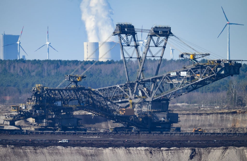 Blick auf den Tagebau Nochten und das Kraftwerk Schwarze Pumpe in Spremberg. Bisher wird in der Lausitz mit Braunkohle der Energiehunger gestillt. (Archivbild)