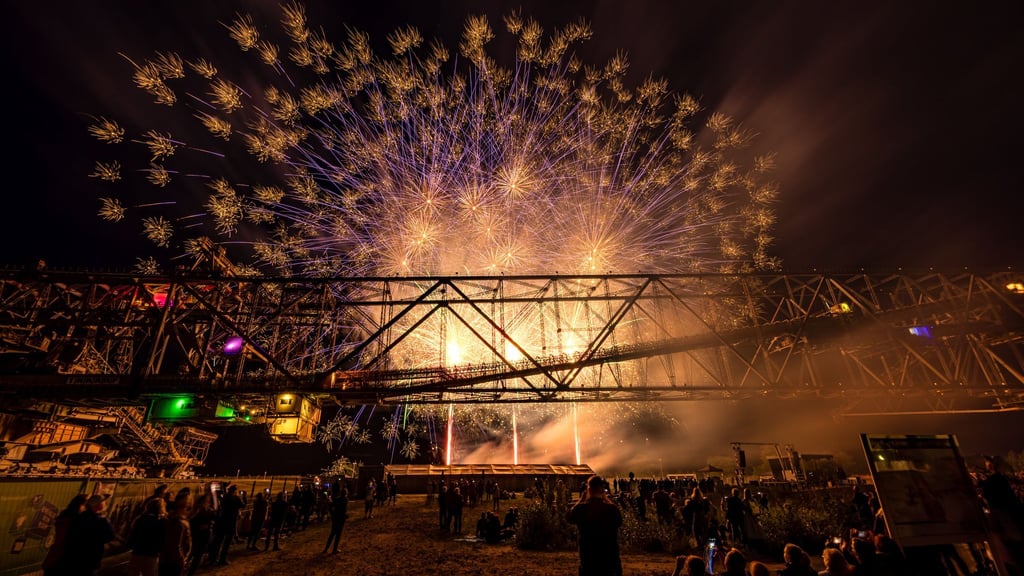 Vor der Kulisse der Förderbrücke F60 konnten Besucherinnen und Besucher das Feuerwerkfestival „Pyro Games“ verfolgen.