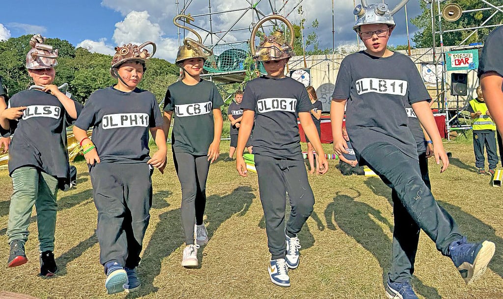 Wenn Kinder in die Rolle von Bagger schlüpfen, tanzen sie auch mal Ballett. So gesehen beim Sommerferien-Projekt in Lochow.
