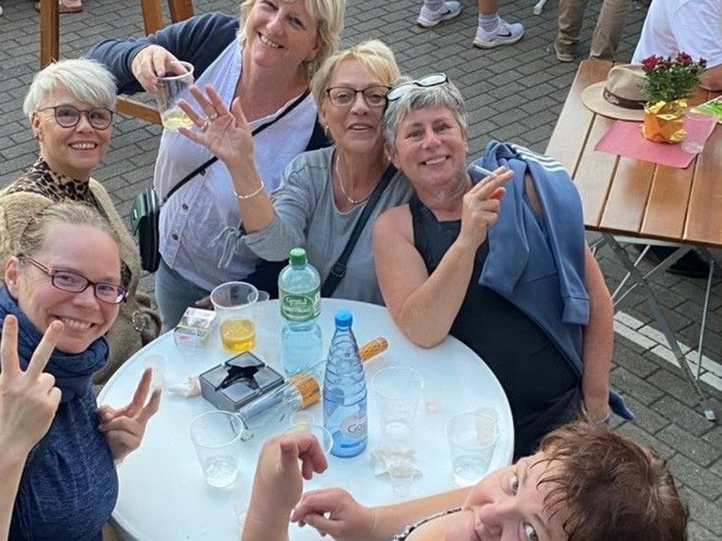 Glückliche Beucherinnen bei herrlichem Sonnenschein.