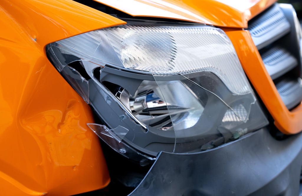 Kein Schadenersatz bei Absprache: Wer mit einem gestellten Unfall Geld kassieren will, geht leer aus.