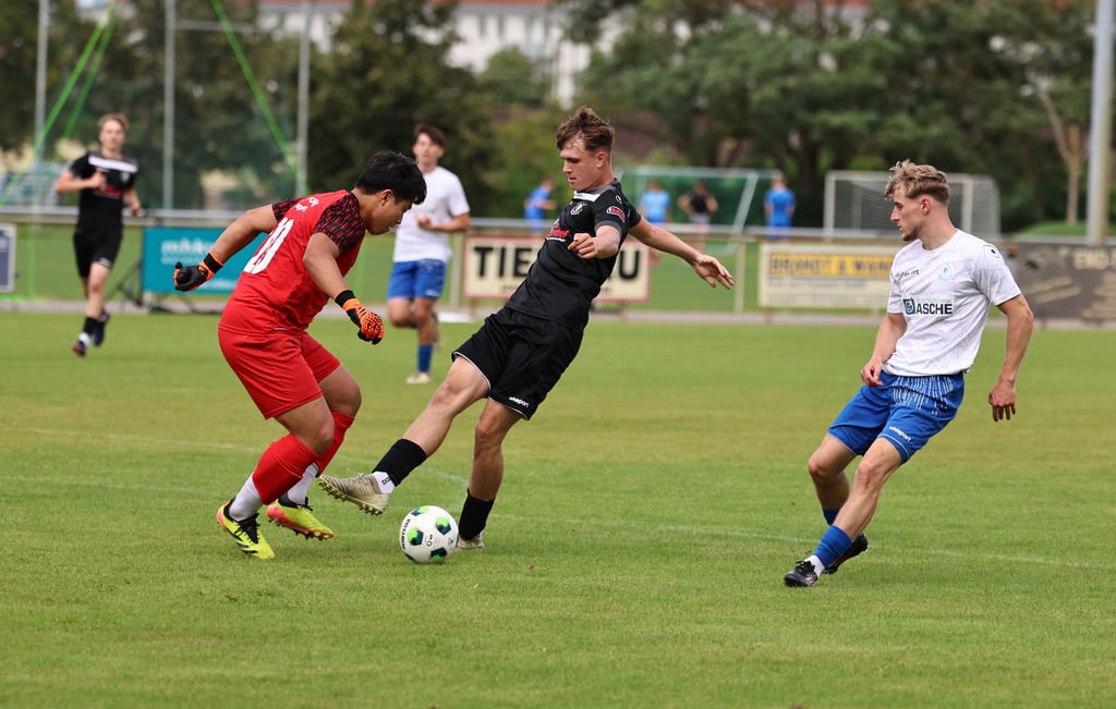 Finn-Luca Melzian (am Ball/gegen Keeper Yuki Watanabe) gehörte zu den Ottersleber Schützen gegen Fortuna .