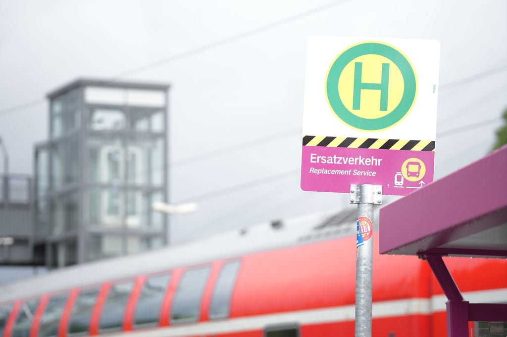 Statt Zügen rollt seit Freitag ein umfangreicher Ersatzverkehr mit Bussen entlang der Bahnstrecke Hamburg-Berlin.