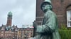 Eine Statue zu Ehren des dänischen Nationaldichters H.C. Andersen steht vor dem Rathaus von Kopenhagen.