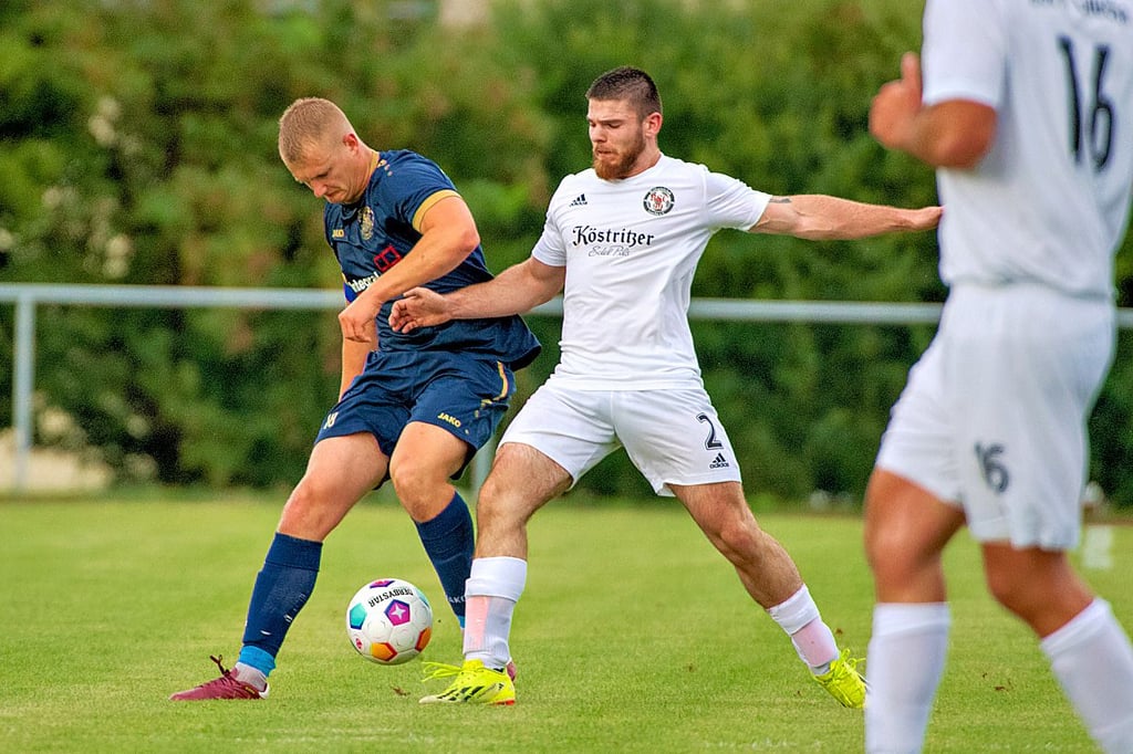 Klosterhäselers Leo Jakob (l.) und BSC-Akteur Simon Riesen im Kampf um den Ball. Kreisoberligist FSV setzte sich beim Landesklasse-Team der Glockenstädter nach einer bärenstarken ersten Halbzeit mit 4:2 durch.