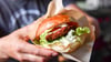 Erstmals wird in Wernigerode das Foodtruck-Festival "Berge und Bissen" veranstaltet. Dort werden nicht nur Burgerspezialitäten serviert.