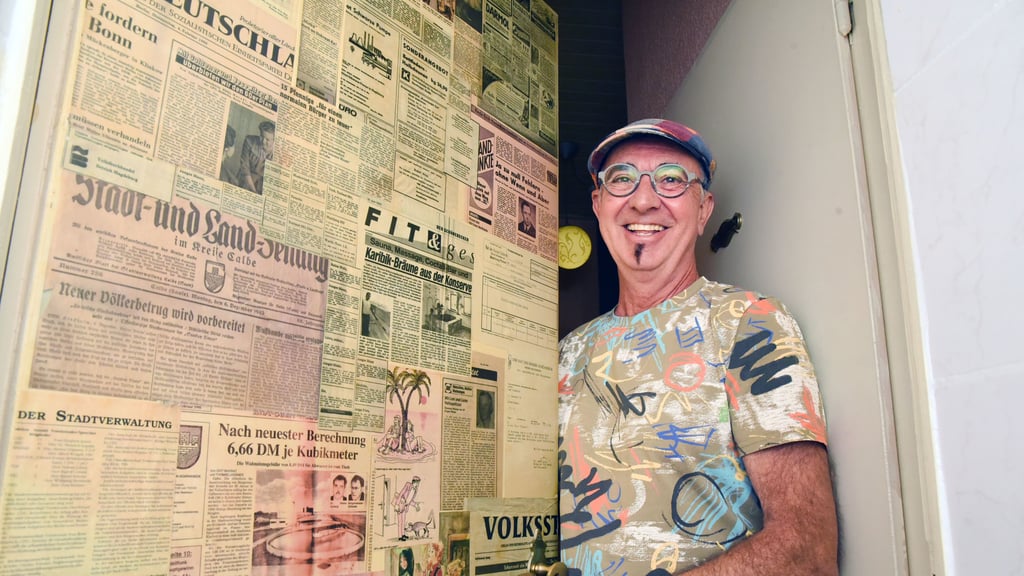 Vor 35 Jahren kein leichter Weg in die Selbstständigkeit: Olaf Schmitt eröffnete vor 35 Jahren seine Sauna am Lorenz. Wer hier aufs stille Örtchen ging, konnte Zeitung lesen. Die Klotür ist mit Artikeln mehrerer Generationen beklebt.