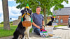 Die Hunde Tomte (links) und Fiona, die von Konstanze Schlegel für das Bodelschwingh-Haus gerade als Besucherhunde ausgebildet werden, haben dem ersten Hundefreunde-Vorsitzenden Remo Röhr mit einer besonderen Überraschung zum zehnjährigen Bestehen  des Vereins gratuliert.