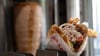 Ein Klassiker der deutschen Imbisskultur: Der Döner gehört für viele zum Alltag – doch in dem schnellen Snack steckt harte Arbeit. (Archivbild)