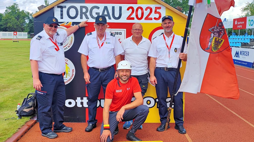 Marten Riemann aus Buch (kniend) startete bei der Deutschen Meisterschaft im Feuerwehrsport. Als Wertungsrichter dabei waren (von links): Karsten Rottstädt aus Hassel, Olaf Günther aus Neukirchen, Ricardo Schwerin aus Eichstedt sowie Marko Mälitz aus Tangermünde.