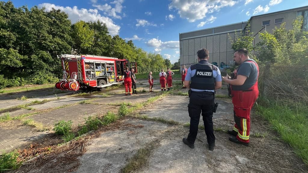 Polizei und Feuerwehr am Stawo in Wolfen.