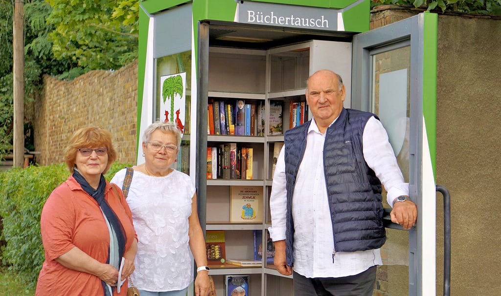 Gabriele Mattern, Karin Herrmann und Hans-Jürgen Präßler eröffnet die neue Bücherzelle.