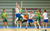 Einen Testspielsieg haben die DRHV-Handballer (blau-weiße Spielkleidung) gegen den Erstligisten HSG Wetzlar erkämpft.