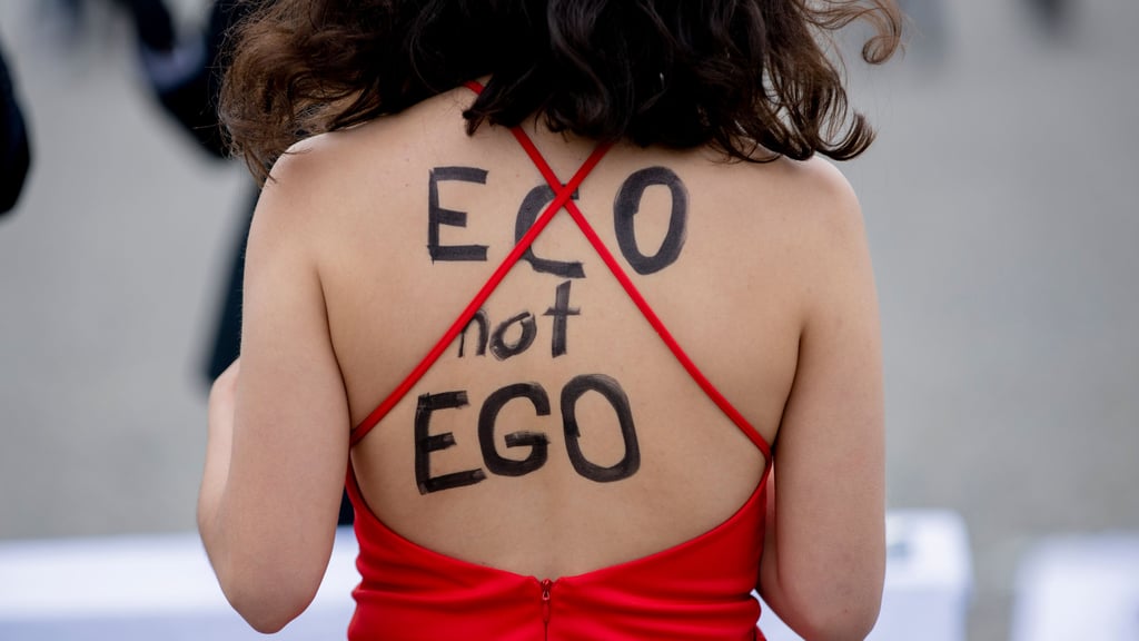 Öko nicht Ego - Eine Frau wirbt auf ihrem Rücken für Nachhaltigkeit. In Magdeburg gibt es für die Kreativbrance eigens einen kostenlosen Workshop zum Thema (Symbolfoto).