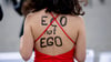 Öko nicht Ego - Eine Frau wirbt auf ihrem Rücken für Nachhaltigkeit. In Magdeburg gibt es für die Kreativbrance eigens einen kostenlosen Workshop zum Thema (Symbolfoto).