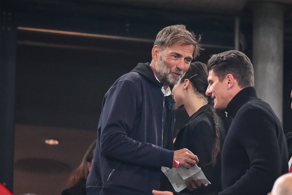 Im Hintergrund bei RB Leipzig Arbeiten Mario Gómez und Jürgen Klopp in beratender Funktion.