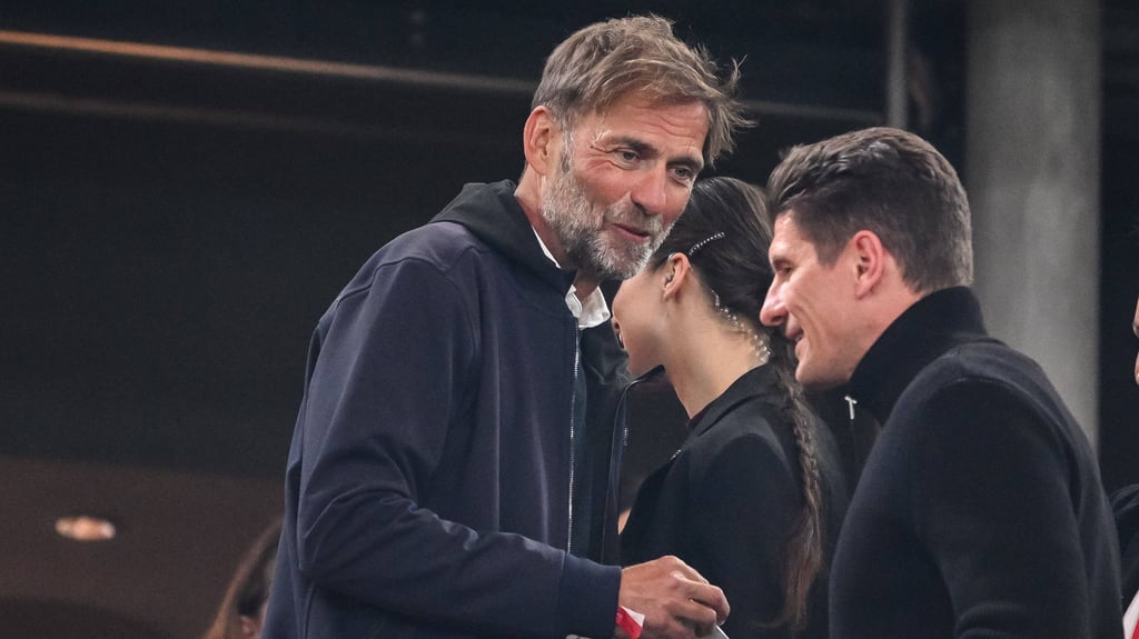 Im Hintergrund bei RB Leipzig Arbeiten Mario Gómez und Jürgen Klopp in beratender Funktion.