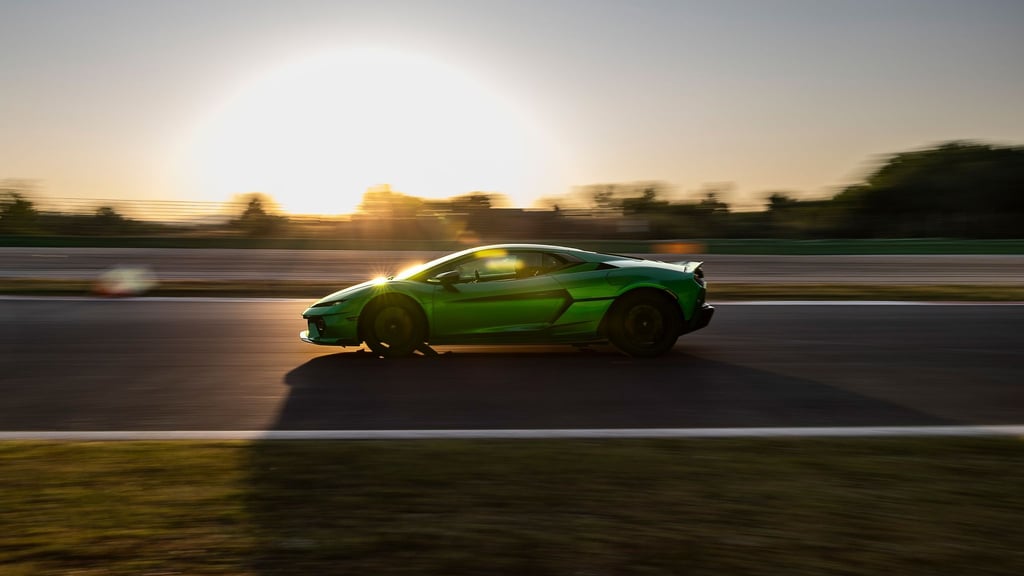 Flache Flunder bei der Arbeit: Der rund 1,20 Meter tiefe Lamborghini Temerario startet zu einer forschen Ausfahrt.