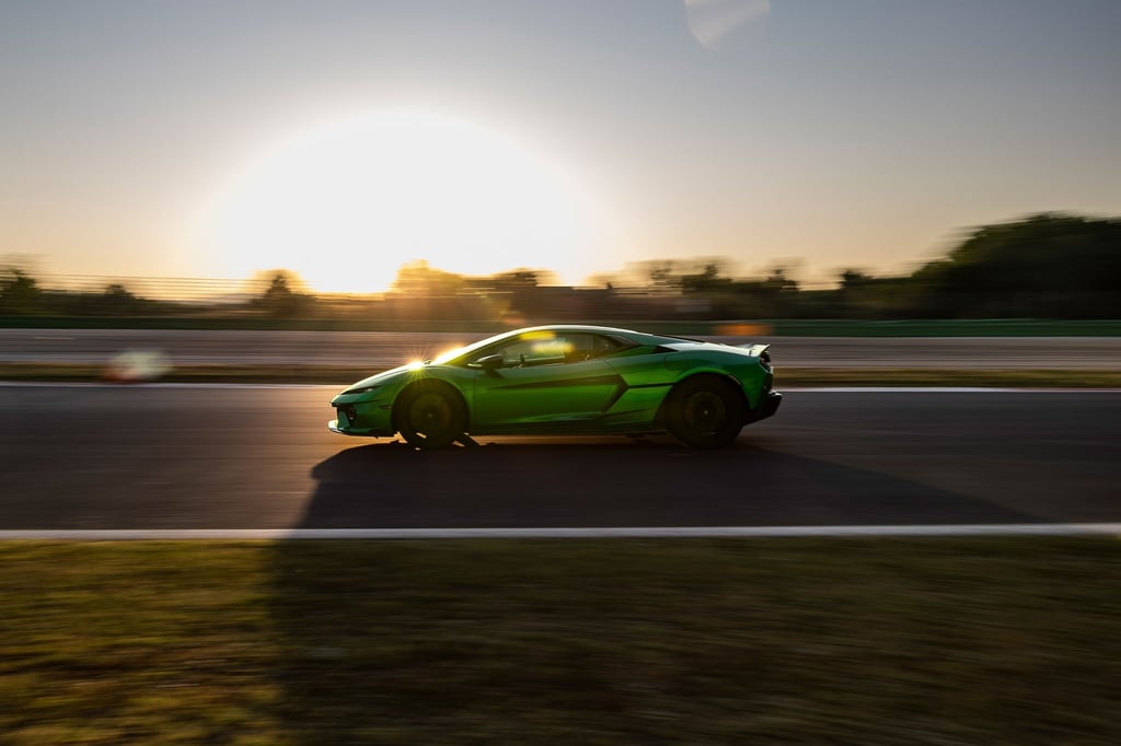 Flache Flunder bei der Arbeit: Der rund 1,20 Meter tiefe Lamborghini Temerario startet zu einer forschen Ausfahrt.