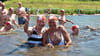 Dieses Archivfoto zeigt zwei fidele Herren, die die Elbe bei Schönebeck durchschwimmen wollen. Dafür sind Kraft und Ausdauer gefordert. 
