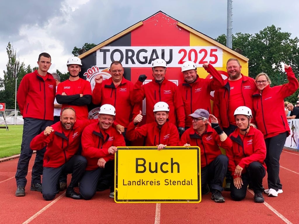 Marten Riemann (links, kniend) hat mit dem Team der Feuerwehr Bollewick bei der Deutschen Meisterschaft im Feuerwehrsport in Torgau den 14. Platz belegt.